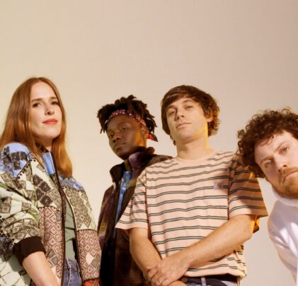 Escucha 'Posse EP Volume 1', el nuevo material de Metronomy