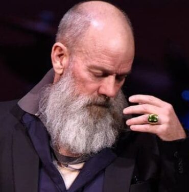 Michael Stipe canta con Stephen Colbert