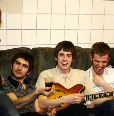 Escucha un tema de la primera banda de Miles Kane