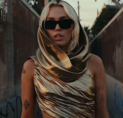 Miley Cyrus demandada por su éxito global, “Flowers”