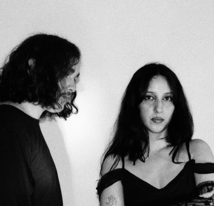 Mint Field profundiza en “Una flor sin interior”