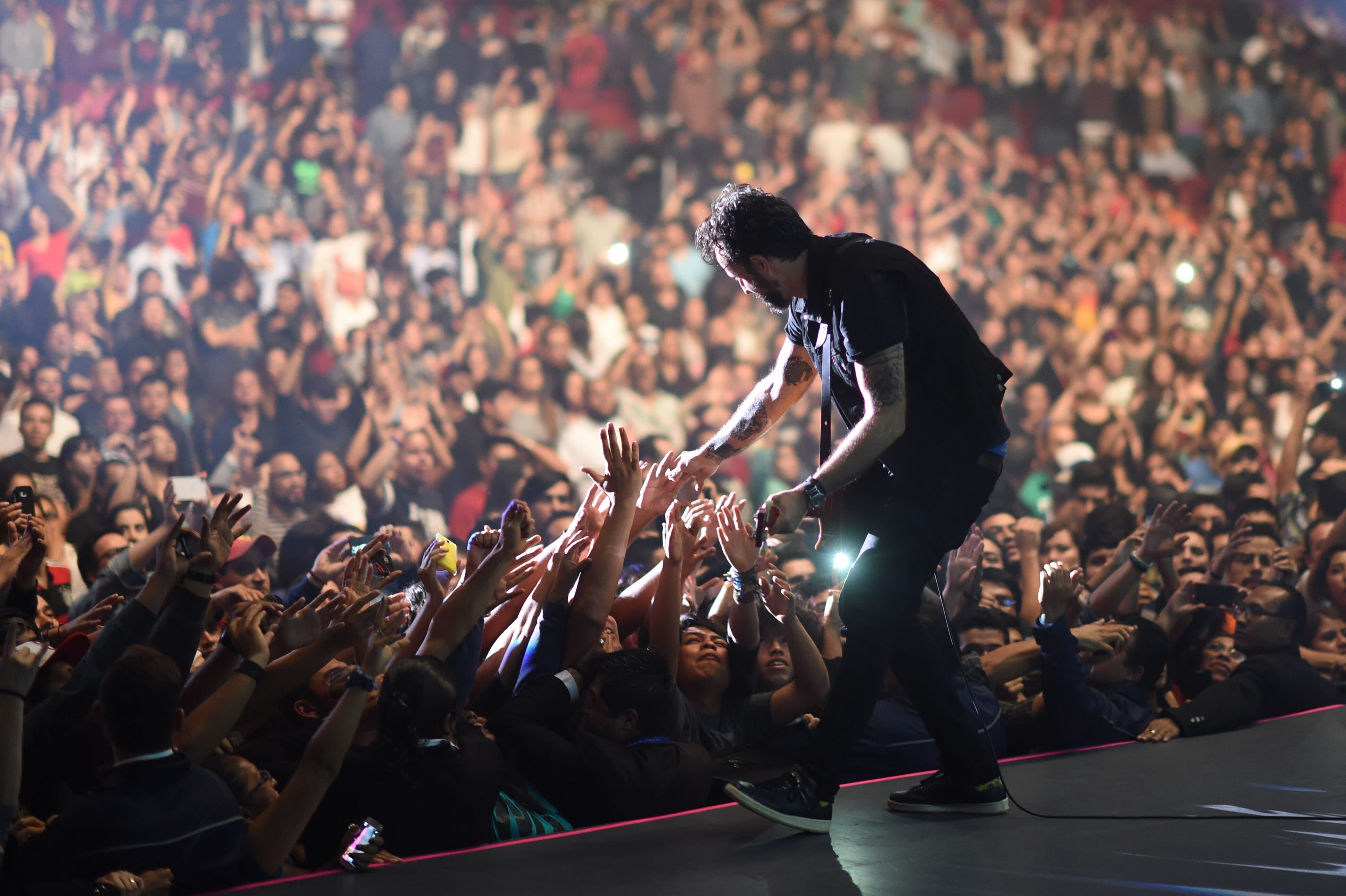 Molotov celebra con lluvia de Agua Maldita