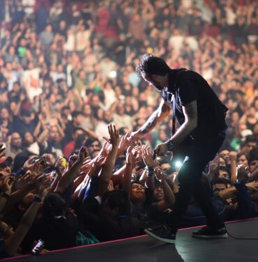 Molotov celebra con lluvia de Agua Maldita
