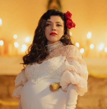 Mon Laferte publica el video de “Placer Hollywood”