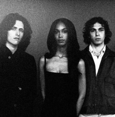 “I'm Just Trying to Love you”, el primer sencillo de Monobloc