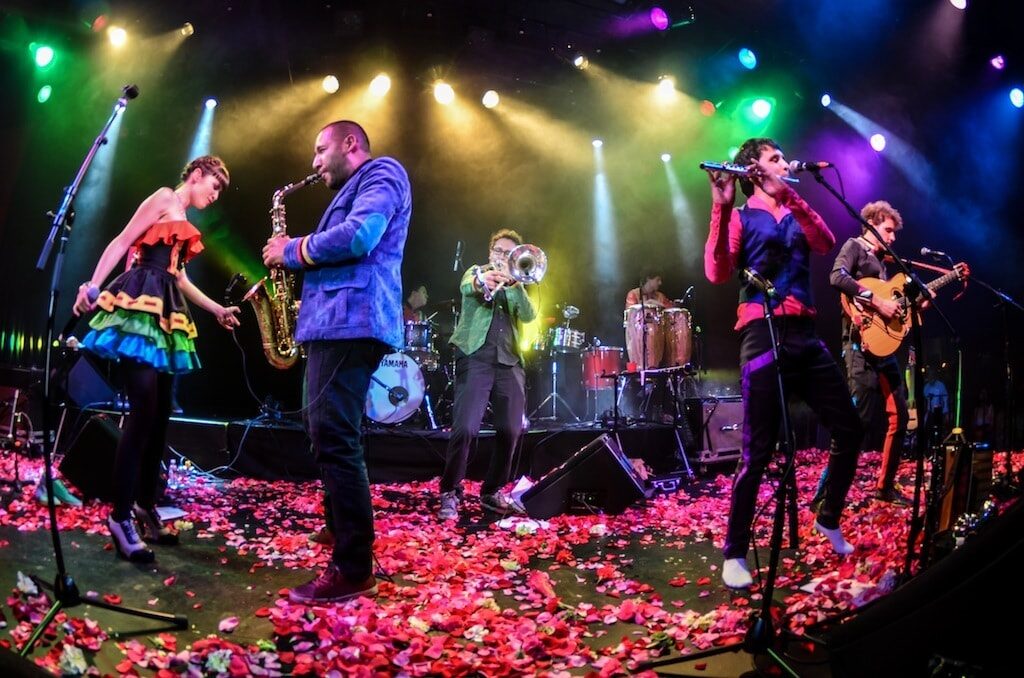 Monsieur Periné: Luces, Colores y Música