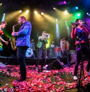 Monsieur Periné: Luces, Colores y Música