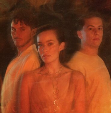 Monsieur Periné enciende la llama con “El caudal”