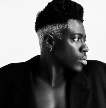 Escucha “In Bloom (In the Woods)”, de Moses Sumney