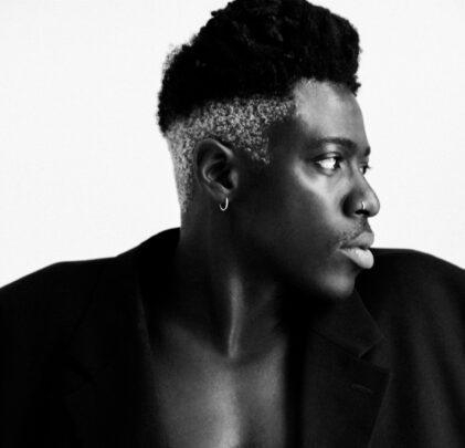 Escucha “In Bloom (In the Woods)”, de Moses Sumney