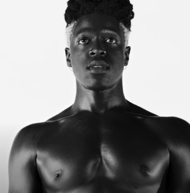Escucha la nueva canción de Moses Sumney, “Monumental”