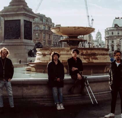 Escucha “A Billion Heartbeats” lo nuevo de Mystery Jets