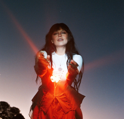 Natáliyah Bravo estrena “KÓSMIKA”