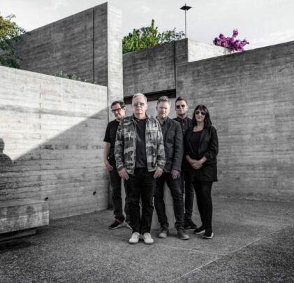 New Order pone a la venta t-shirt en beneficio de la salud mental