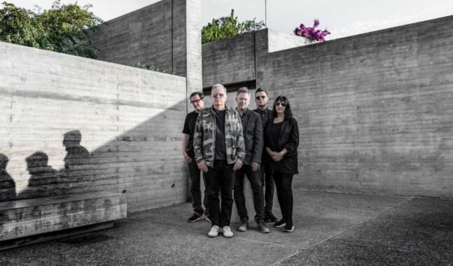 New Order pone a la venta t-shirt en beneficio de la salud mental