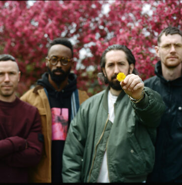 Nothing estrena “La La Means I Love You”