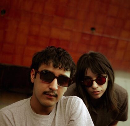 Ola Magenta y niño viejo se unen para “Luces”