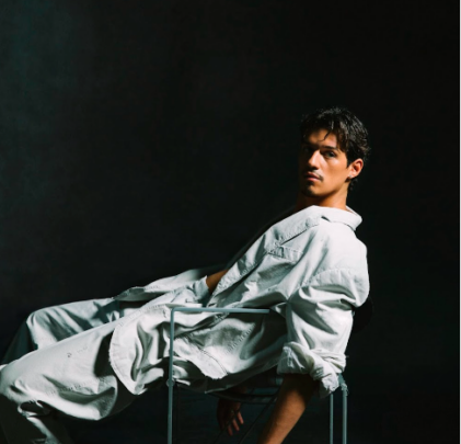 “Ice Slippin” de Omar Apollo nos muestra su faceta más vulnerable