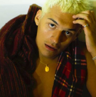 Omar Apollo presenta remix de “Stayback” con Boosty Collins