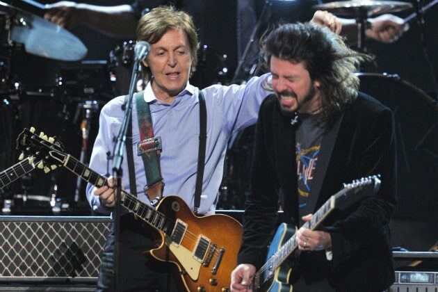 Paul McCartney y Dave Grohl tocan juntos
