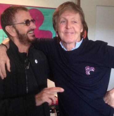 Paul McCartney y Ringo Starr rinden tributo a John Lennon