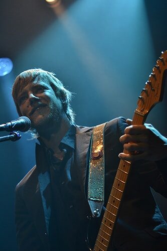 Paul Banks no necesita más para dejarte suspirando