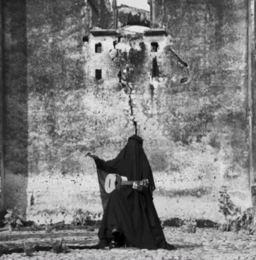 Paz Court estrena video para “De que sirve” (Versión extendida)