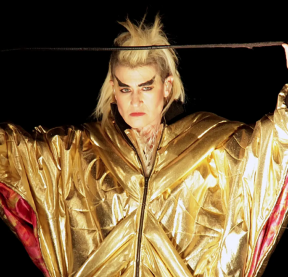 Peaches versiona “Solid Gold, Easy Action” de T. Rex