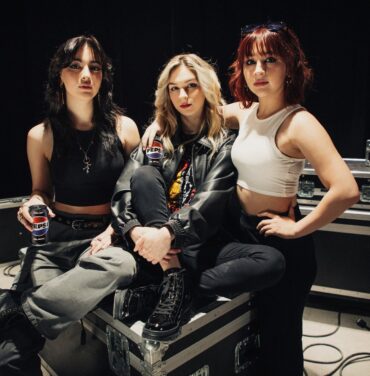 ¡Gana un póster autografiado por The Warning, Mariana Bo y la FMS!