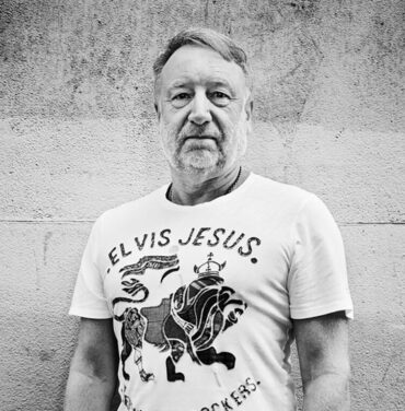 Peter Hook reclama rechazo de Interpol y la banda responde