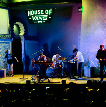 Petite Amie en House of Vans