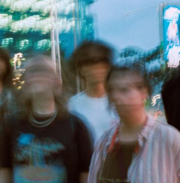 Petite Amie regresa a sus raíces con “Sur la Terre”