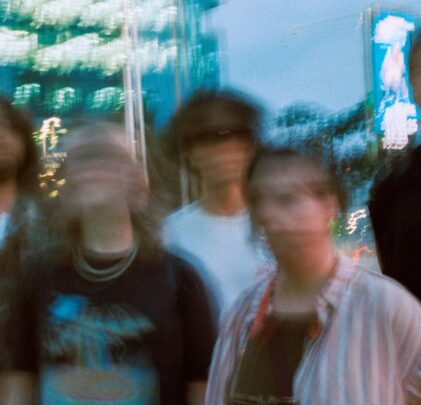 Petite Amie regresa a sus raíces con “Sur la Terre”