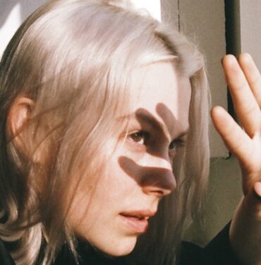 Escucha una canción navideña de Phoebe Bridgers