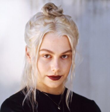 Phoebe Bridgers rompió su guitarra y se subastó en 100 mil dlls