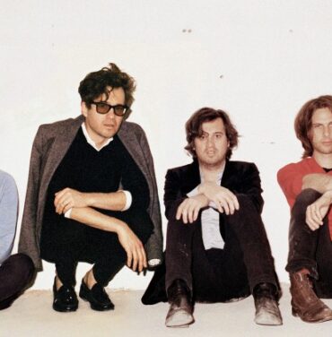 Phoenix le hace un cover a Christophe