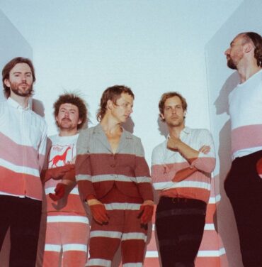 Escucha “Hang a Cross On Me” de Pond