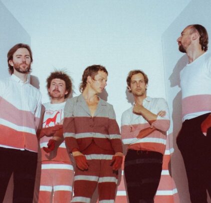 Escucha “Hang a Cross On Me” de Pond