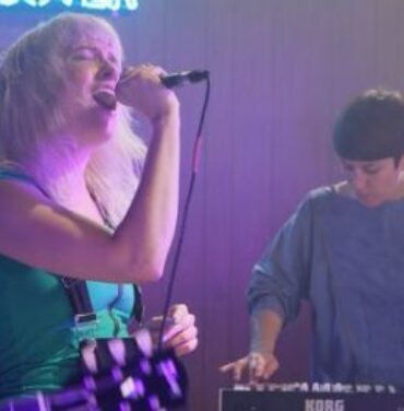 Priests le hace un cover a Rod Stewart