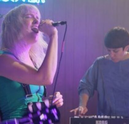Priests le hace un cover a Rod Stewart