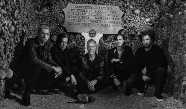 Queens of the Stone Age anuncia 'Alive in the Catacombs', su filme acústico