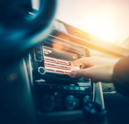 Ford, BMW y Tesla eliminan la radio AM/FM de automóviles