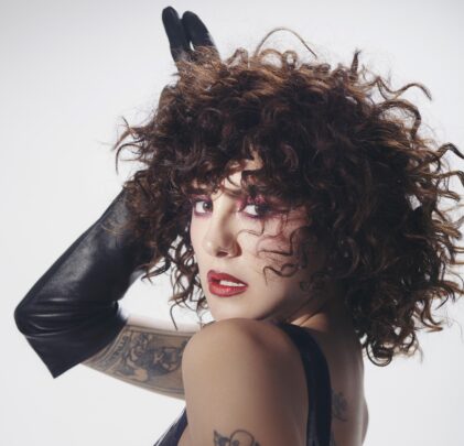 “El Disfraz”, el empoderamiento pop de RENEE