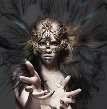 Grimes participa en opening de 'Hilda'