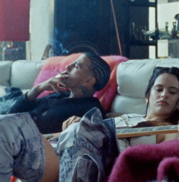 Rosalía y Rauw Alejandro acechan la noche con “Vampiros”