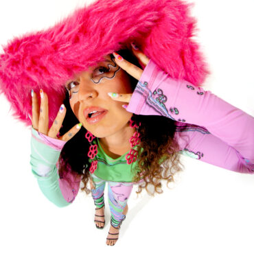 Escucha “Quiet On Set” y “Grumpy Old Man” de Remi Wolf