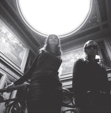 Sepultada por pétalos en la costa de The Limiñanas