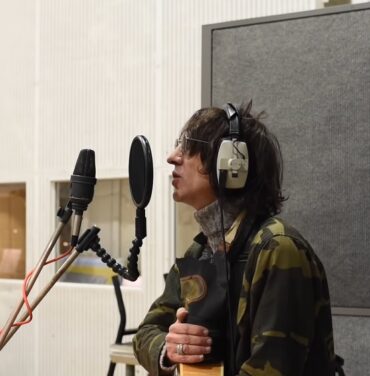 Richard Ashcroft versiona “Bring On The Lucie (Freda Peeple)”de John Lennon