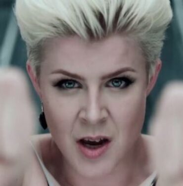 Robyn comparte un video nuevo de “Dancing on My Own”