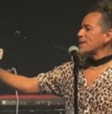 Rubén Albarrán le arranca la cabeza al Dr. Simi en un concierto